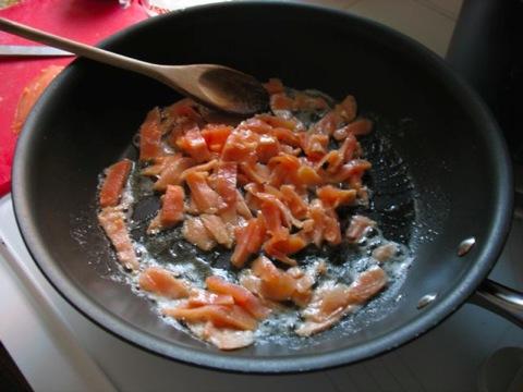 Jak makaron składa się z łososia w sosie śmietanowym?