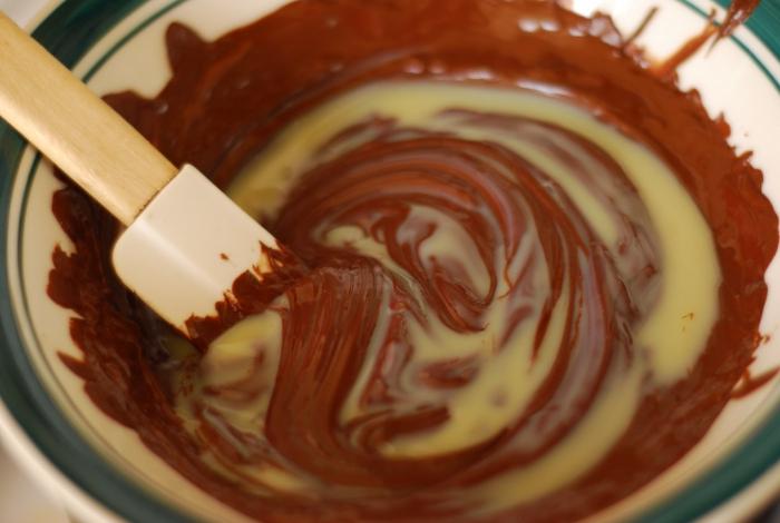 Jak zrobić krem ​​z masła i mleko skondensowane z kakao w proszku